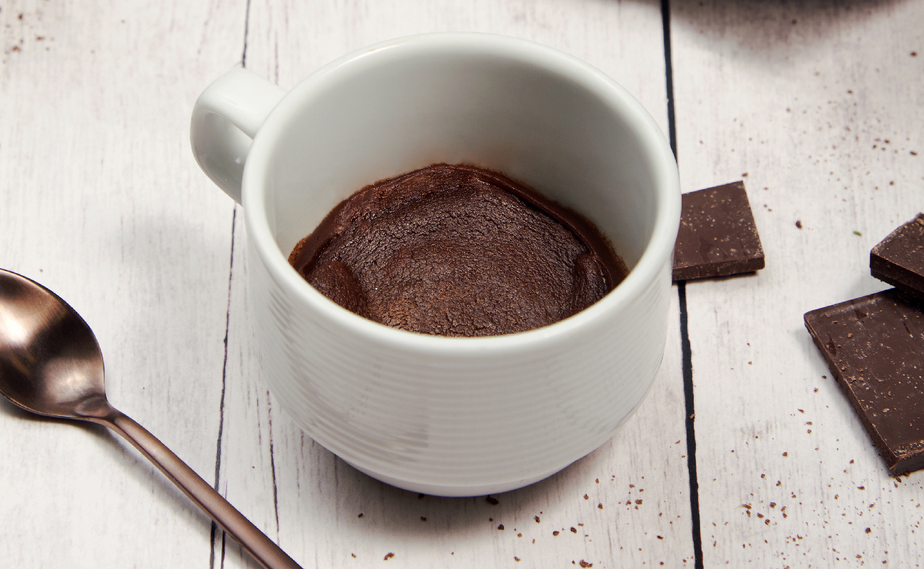 Pastel de chocolate en taza